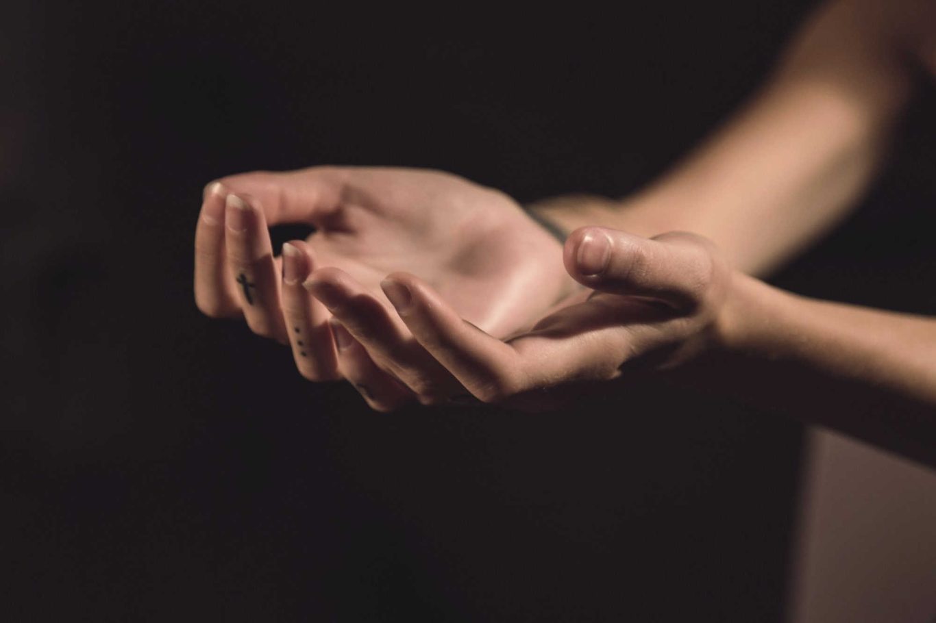 dos_manos_unidas Primer plano de dos manos en posición de recibir